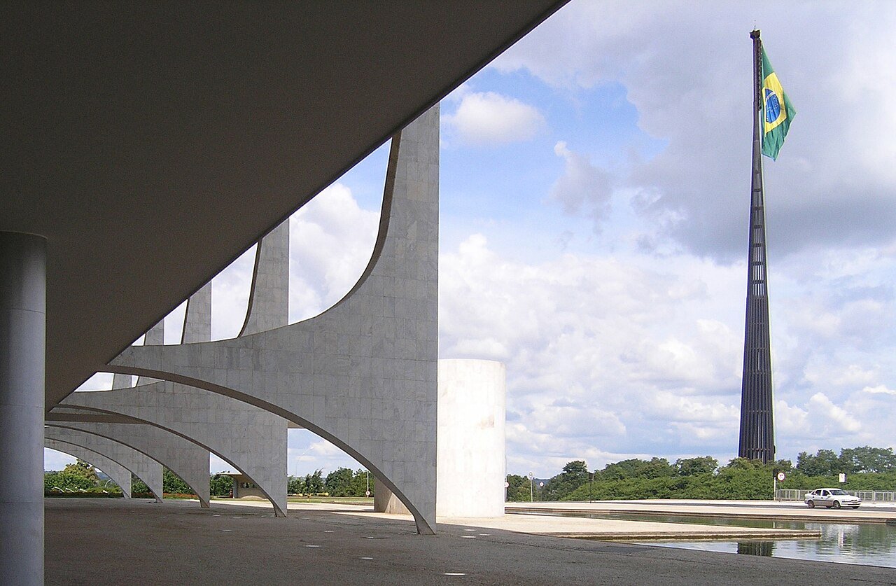 Palácio do Planalto e mastro com a bandeira nacional, em Brasília