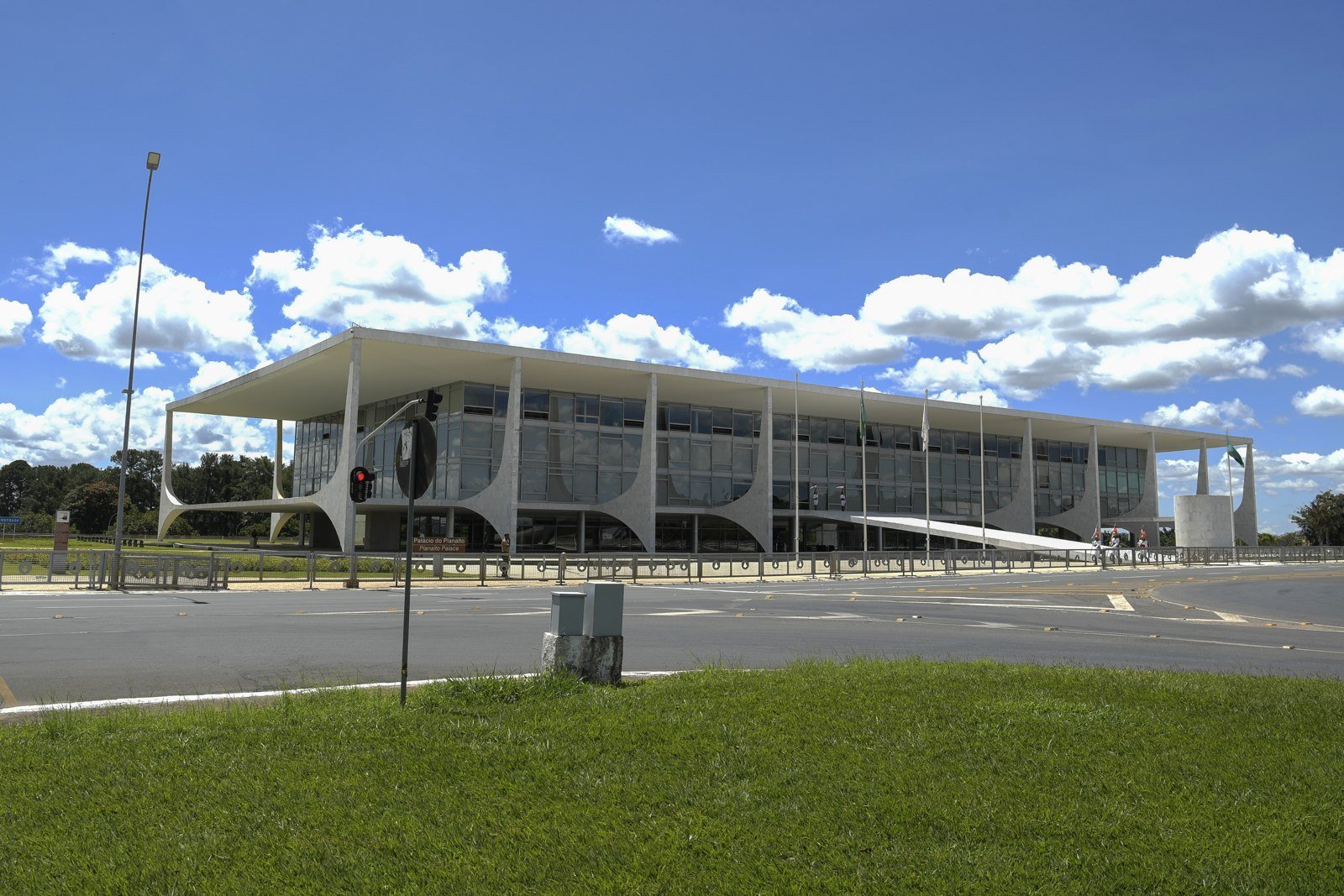 Fachada do Palácio do Planalto, em Brasília, com céu azul e nuvens ao fundo