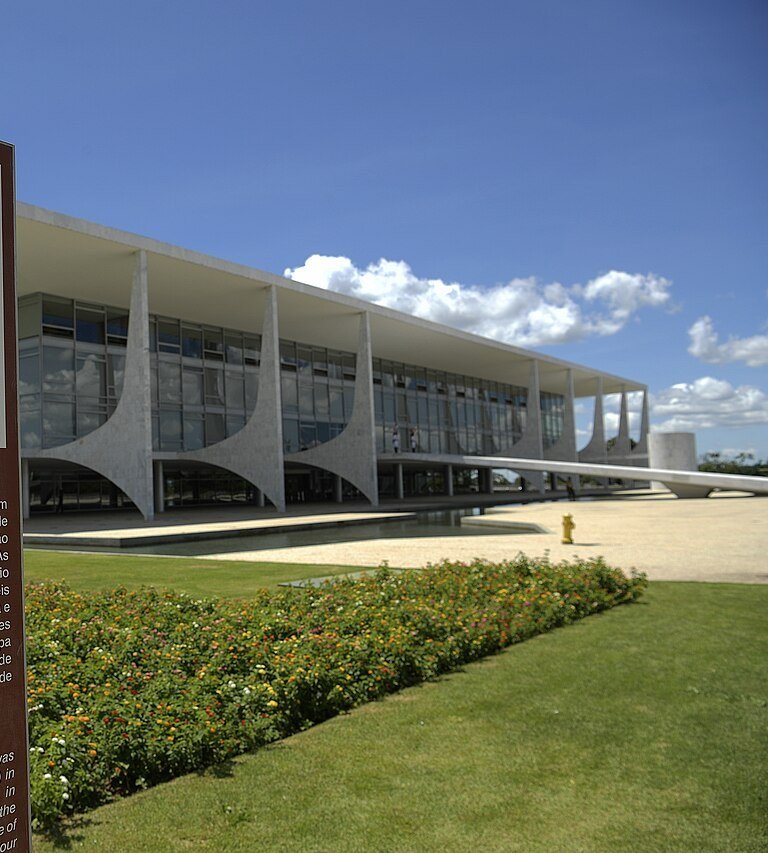 Fachada do Palácio do Planalto, sede da Presidência da República, em Brasília, vista do gramado em dia de céu azul