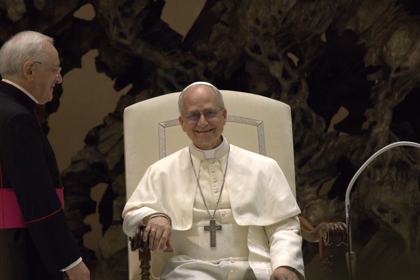 Papa Leão XIV sentado durante audiência no Vaticano em maio de 2025