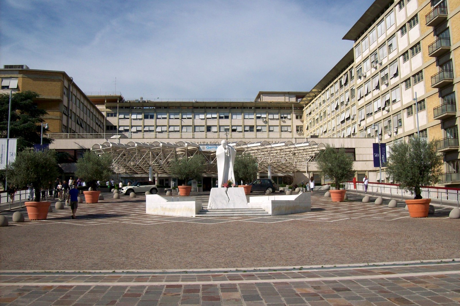Entrada do Policlínico Gemelli, em Roma, com a estátua de João Paulo II