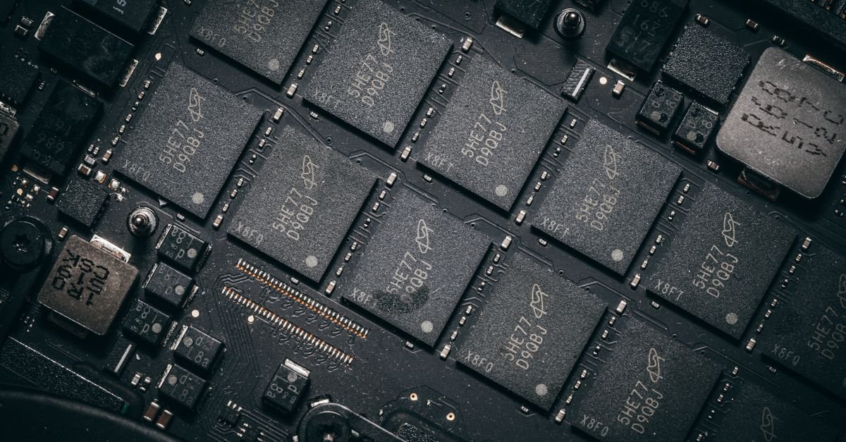 Detalhe em macro de placa de circuito eletrônico com grade de microchips de memória