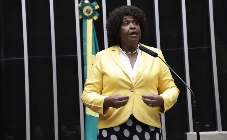 Deputada Benedita da Silva discursa na tribuna do plenário da Câmara dos Deputados