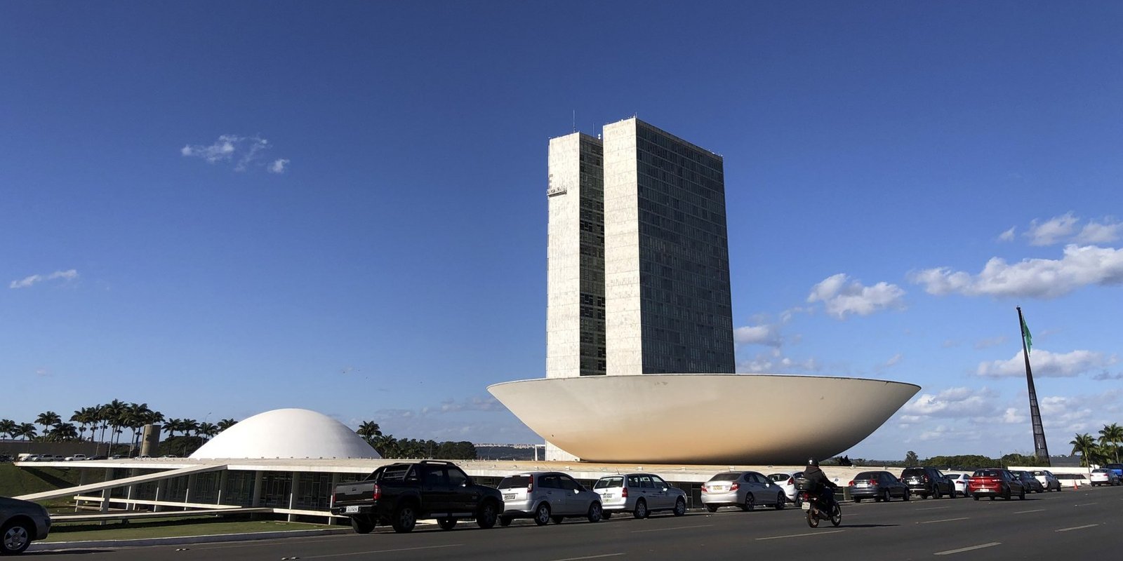 Torres e cúpulas do Congresso Nacional em Brasília, sob céu azul
