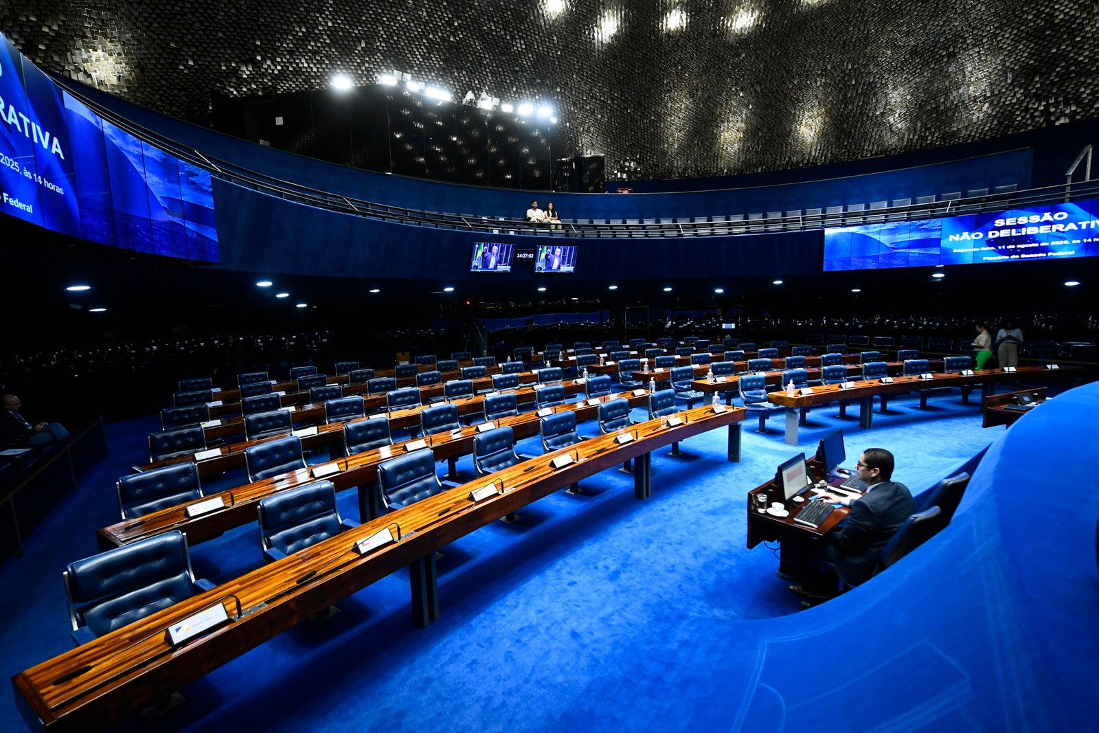 Plenário do Senado Federal com bancadas vazias durante sessão não deliberativa