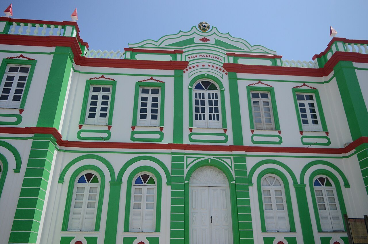 Fachada de paco municipal brasileiro em estilo classico, com brasao da Republica no frontao