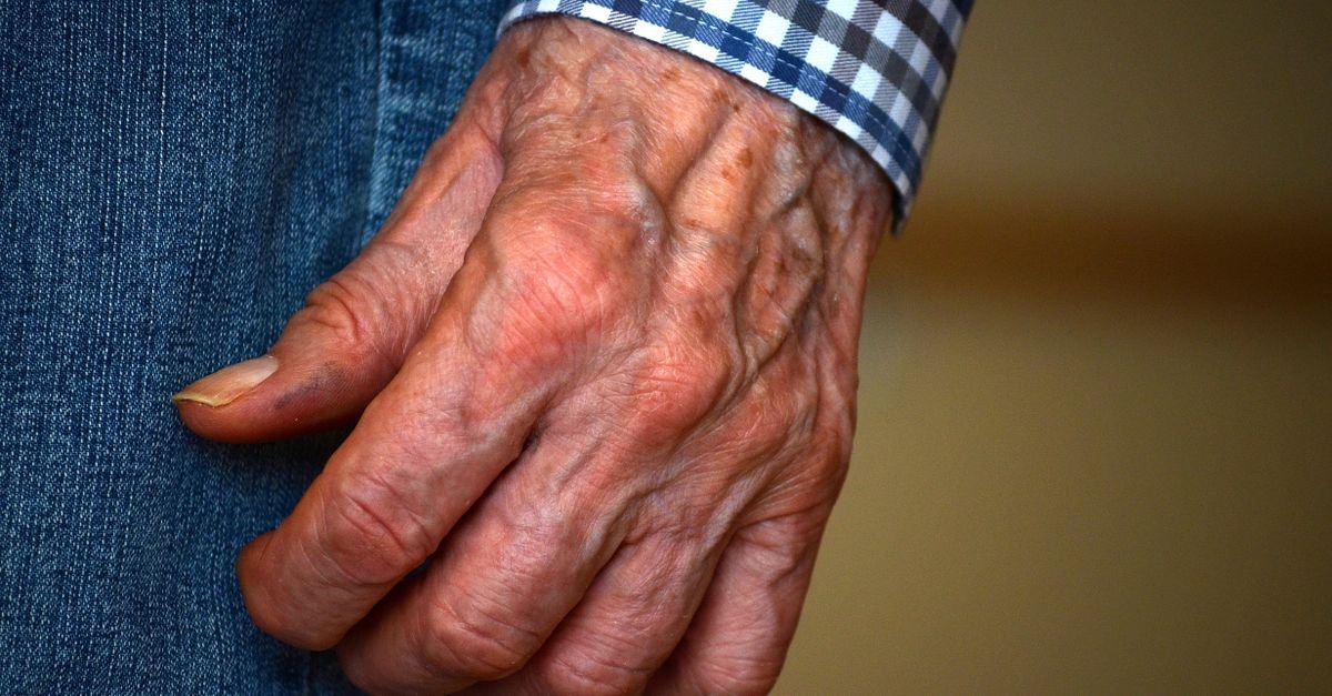 Mão de pessoa idosa em primeiro plano