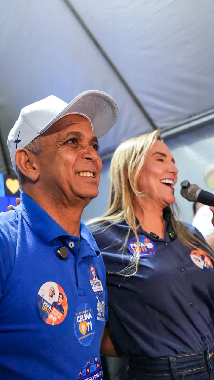 Pepa e Celina Leão lado a lado no palco montado na Avenida Independência