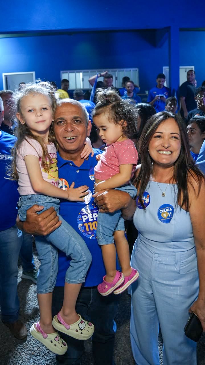 Pepa com as netas no colo durante a inauguração do comitê central, em Planaltina