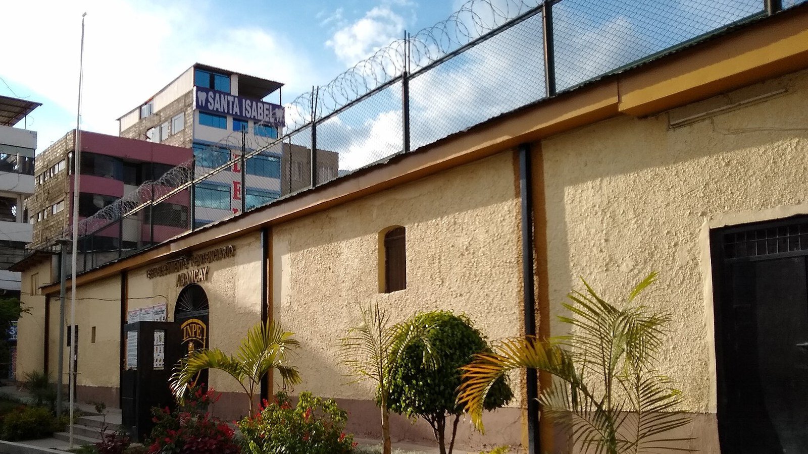 Fachada de presídio administrado pelo INPE em Abancay, no Peru, com concertina no muro