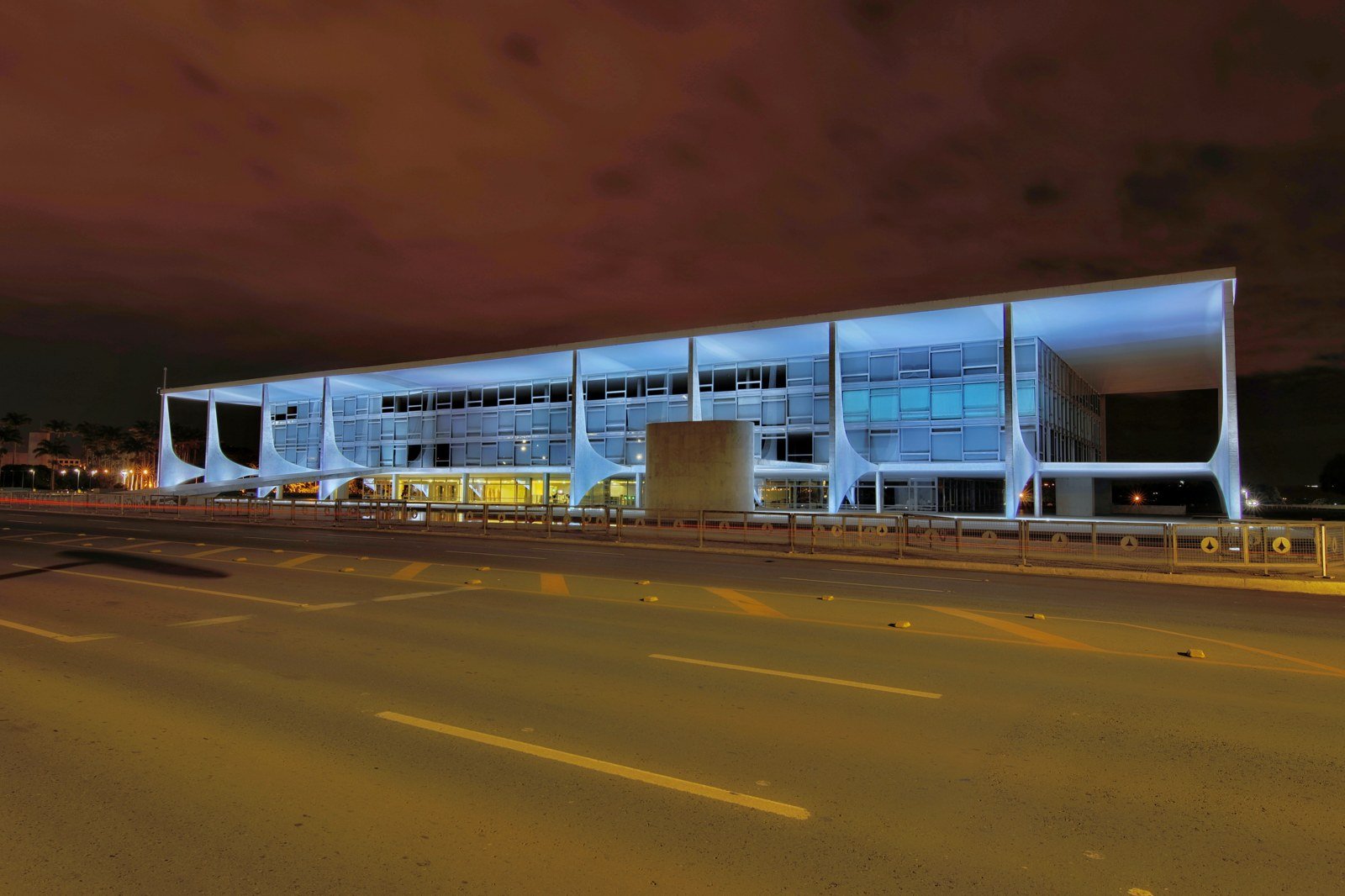 Palácio do Planalto iluminado à noite, em Brasília, visto da via em frente ao edifício