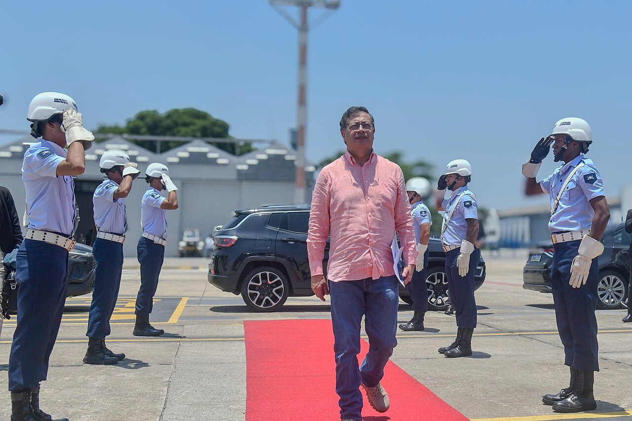 Presidente da Colômbia, Gustavo Petro, caminha sobre tapete vermelho diante de militares em continência