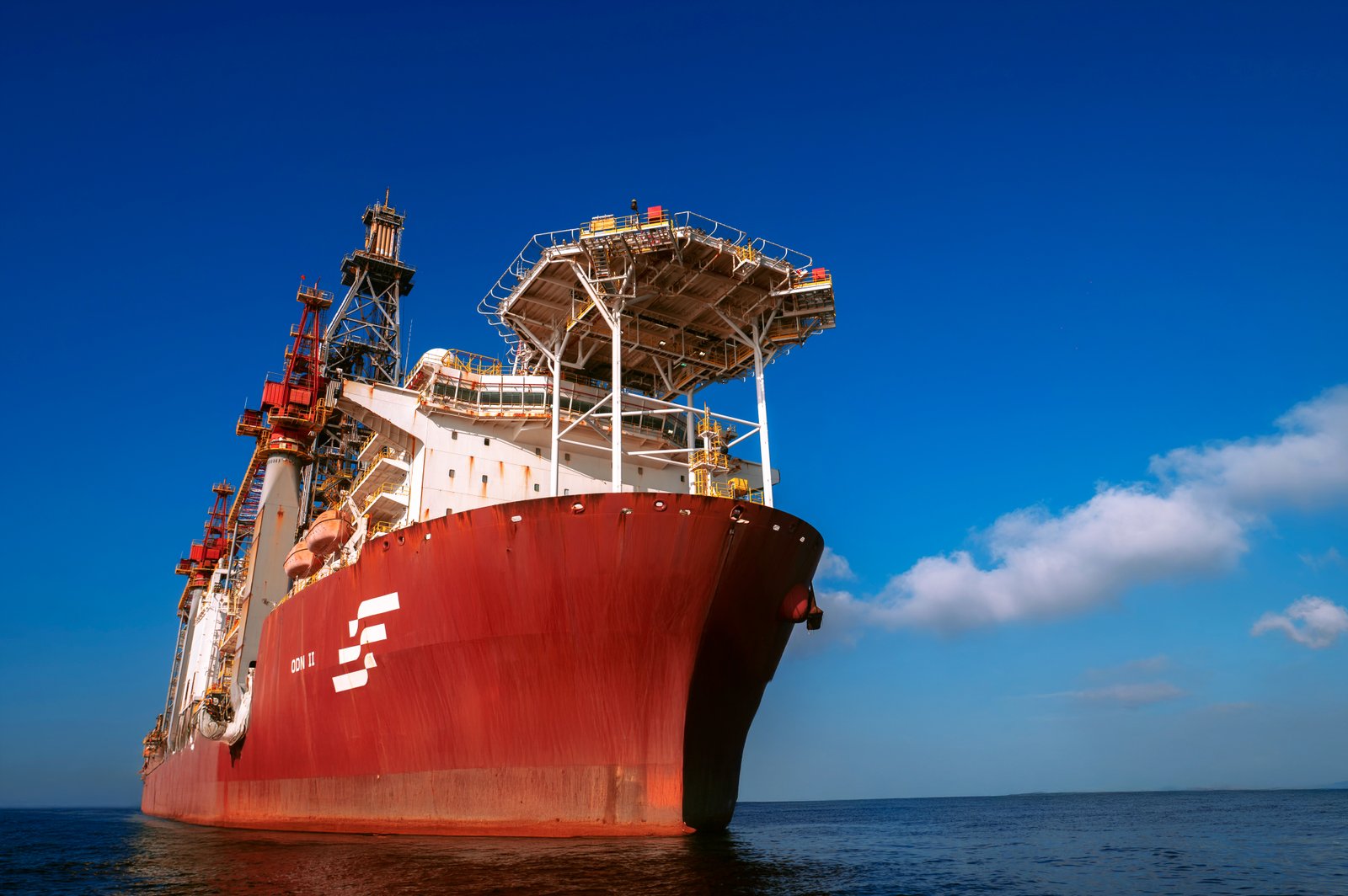 Navio-sonda vermelho de perfuração em alto-mar sob céu azul, foto de arquivo da sonda utilizada pela Petrobras