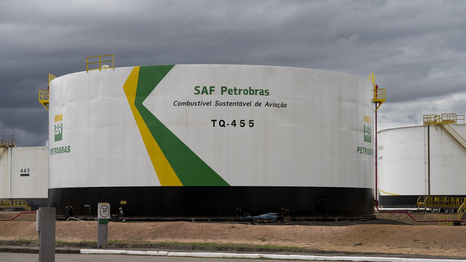 Tanque de armazenamento de combustível sustentável de aviação (SAF) da Petrobras na Refinaria Duque de Caxias