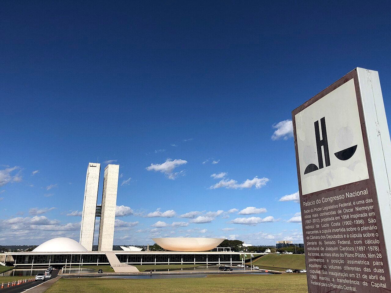 Fachada do Palácio do Congresso Nacional em Brasília, com as duas torres e as cúpulas em dia de céu azul