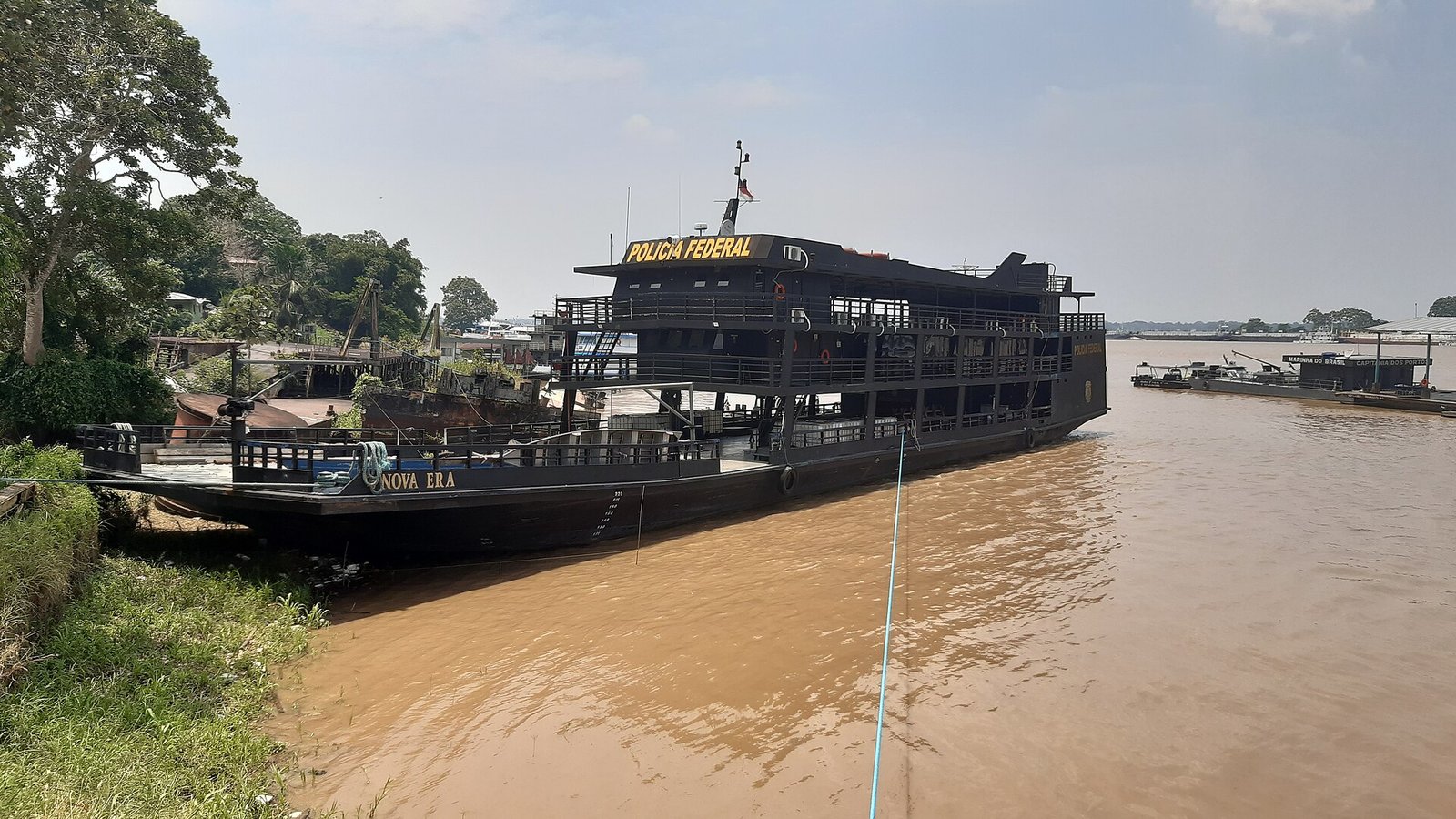 Embarcacao da Policia Federal atracada no porto de Tabatinga, no Amazonas, na fronteira com o Peru