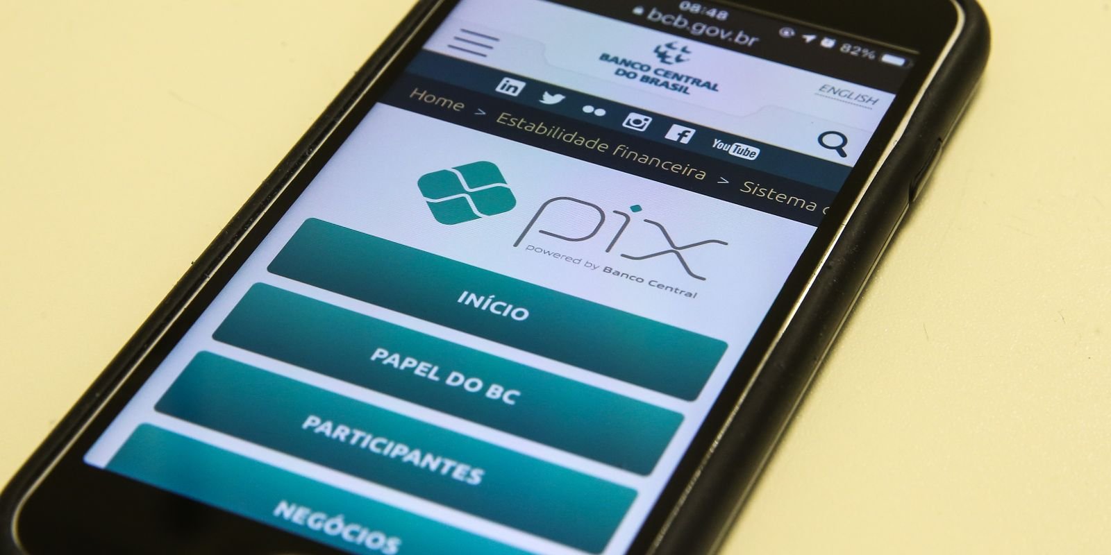 Celular exibindo a página do Pix no site do Banco Central do Brasil