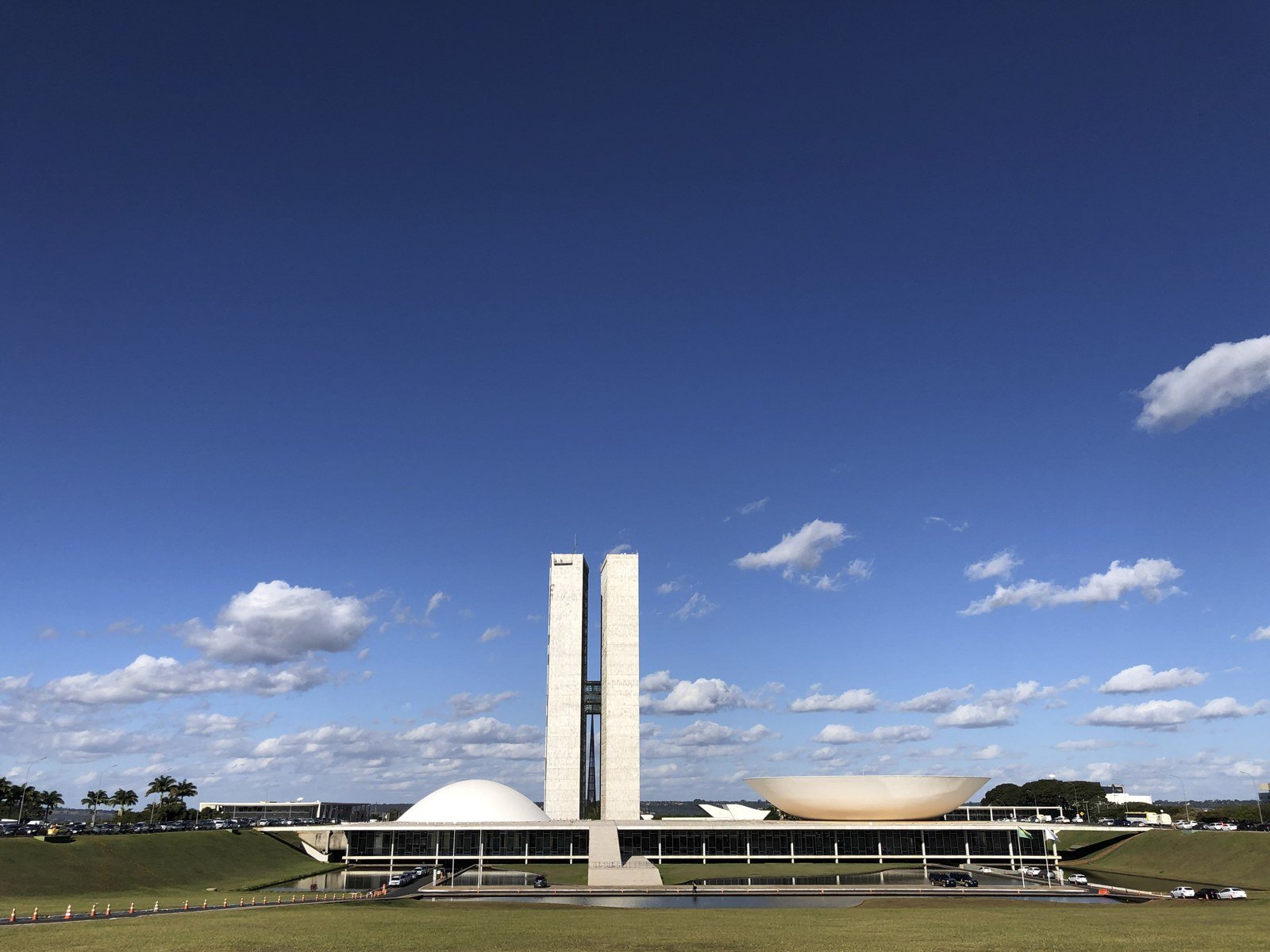 Fachada do Congresso Nacional em Brasília, com as duas torres e as cúpulas da Câmara e do Senado, sob céu azul