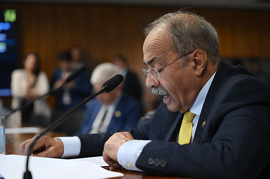 Senador lê relatório durante reunião da Comissão de Serviços de Infraestrutura