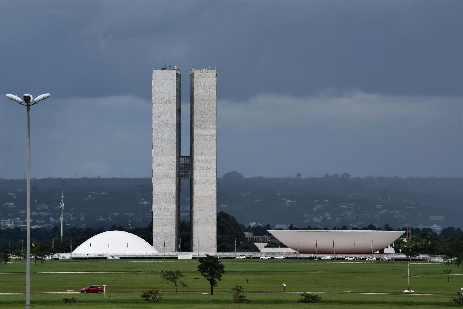 Vista do Congresso Nacional em Brasília, com as cúpulas da Câmara e do Senado e as duas torres ao fundo