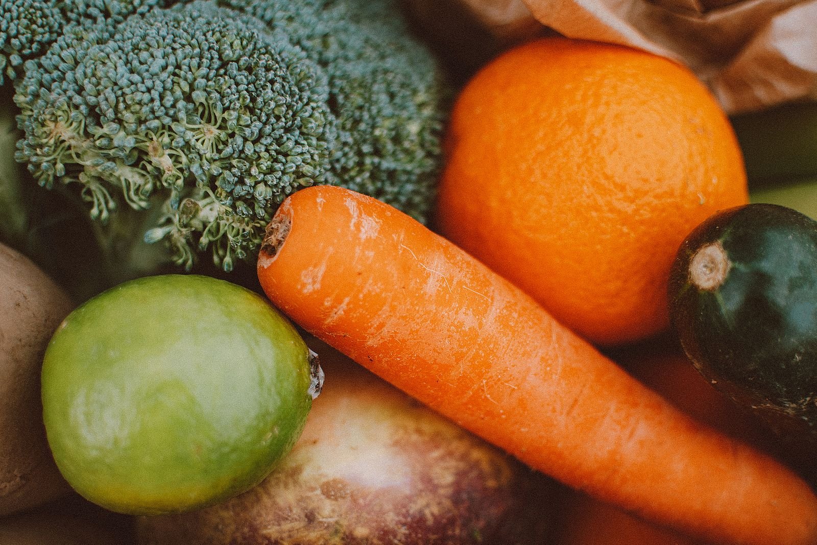 Brócolis, cenoura, laranja e limão em close, alimentos frescos