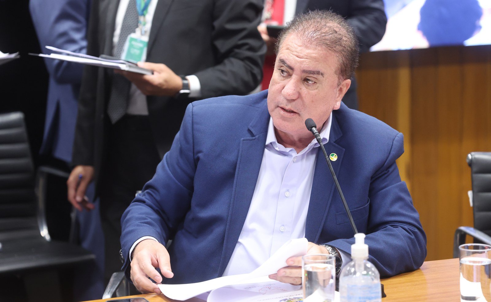 O deputado Jonas Donizette (PSB-SP) sentado à mesa de comissão da Câmara, com microfone à frente