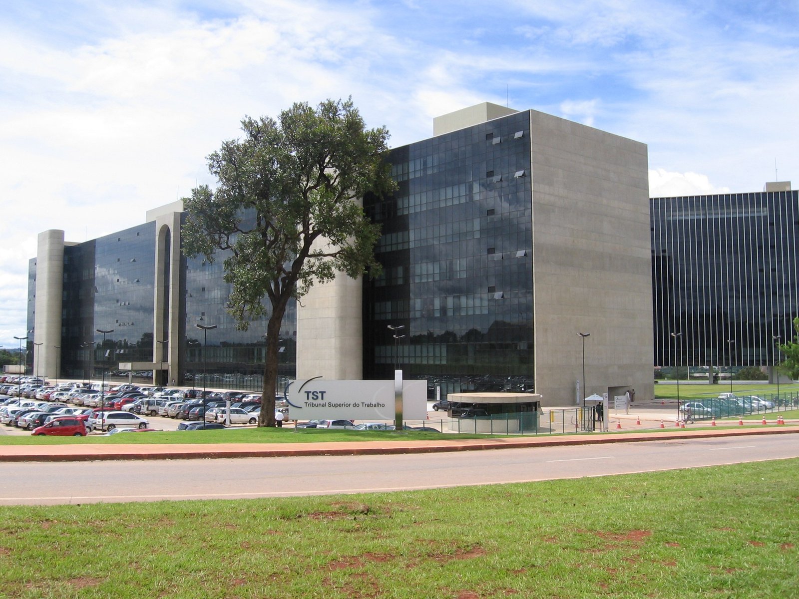 Fachada do edifício-sede do Tribunal Superior do Trabalho, em Brasília, com a placa da instituição em primeiro plano (foto de arquivo)