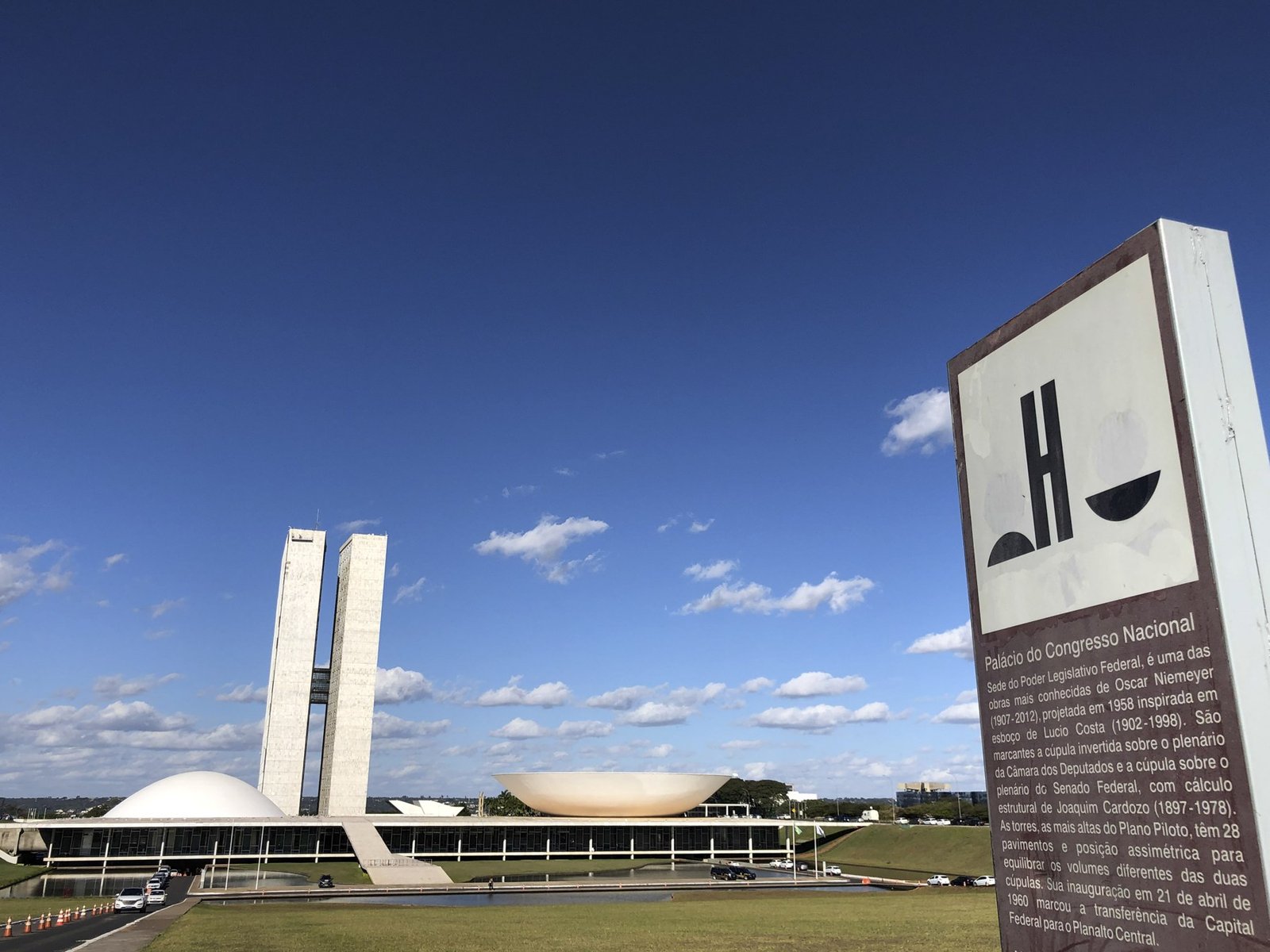 Fachada do Congresso Nacional, em Brasília, com as duas torres e as cúpulas sob céu azul