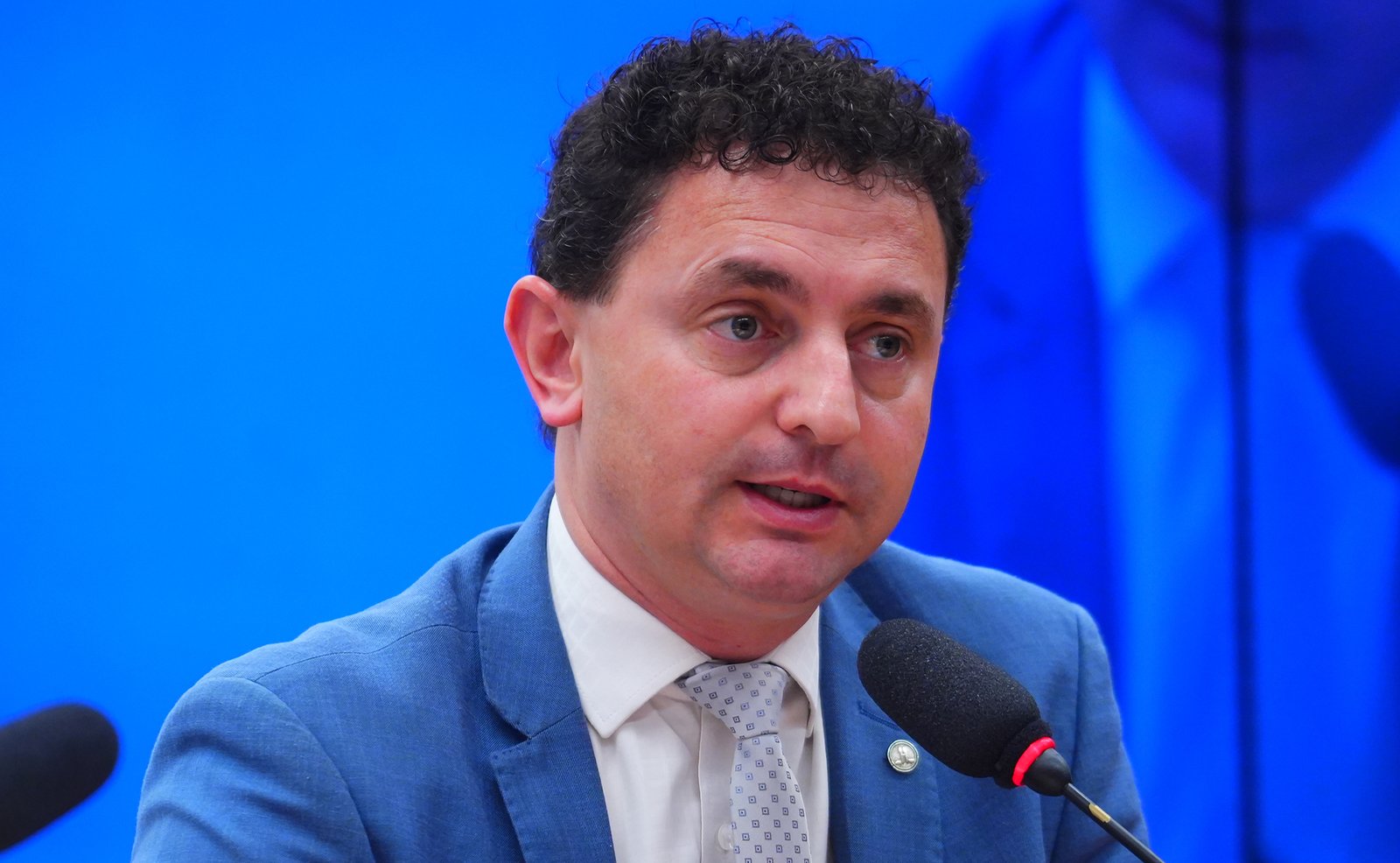 Deputado Pezenti (MDB-SC) fala ao microfone em audiência pública na Câmara dos Deputados