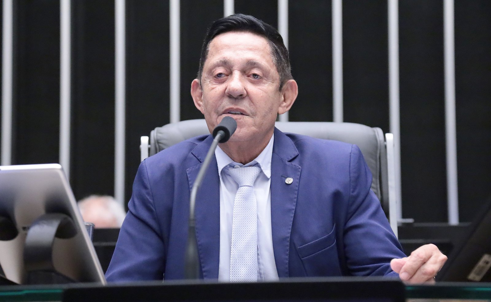 O deputado Ilacir Bicalho (Republicanos-MG), autor do PL 3068/26, fala ao microfone no plenário da Câmara