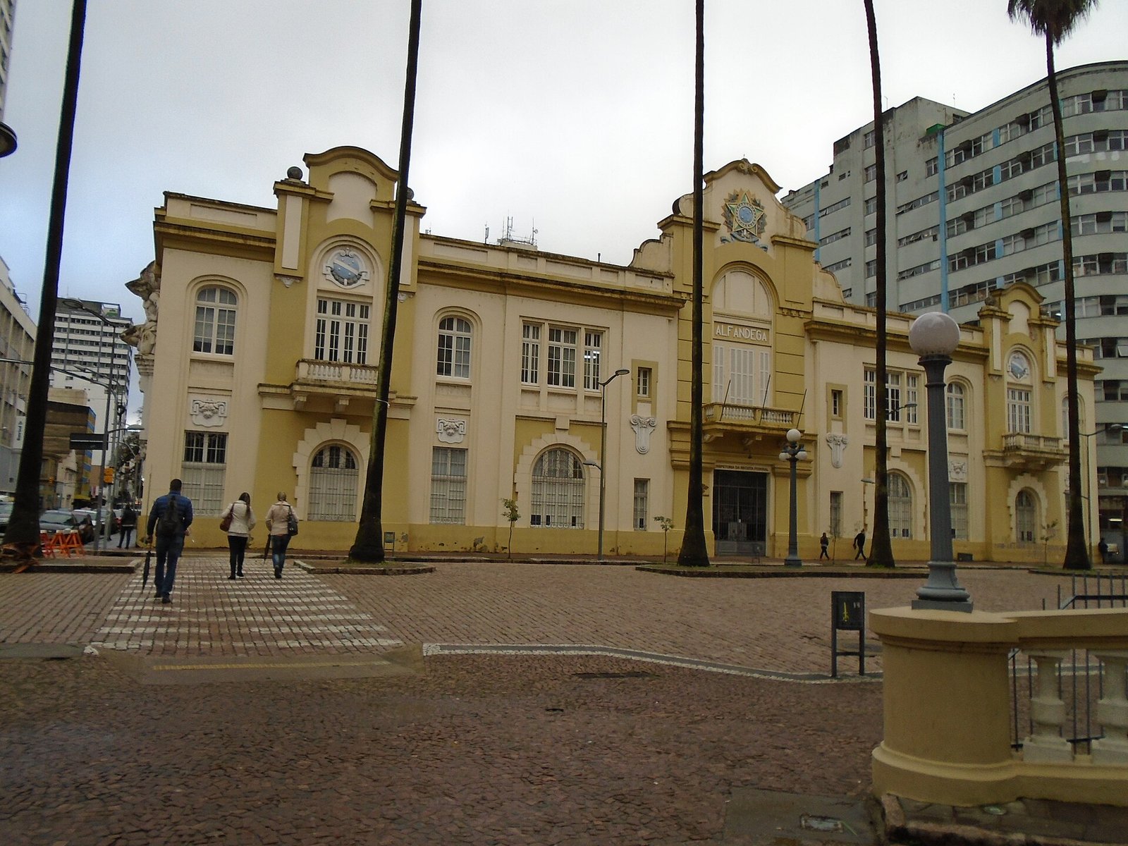 Fachada do prédio da Inspetoria da Receita Federal, com o brasão da República sobre a entrada