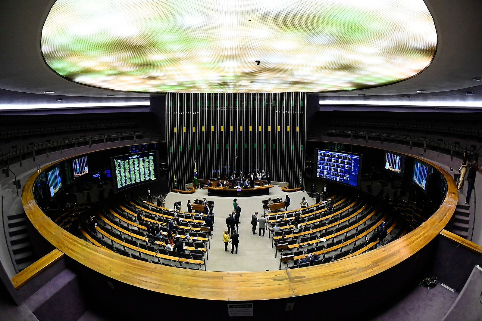 Vista do alto do plenário da Câmara dos Deputados, com as bancadas em semicírculo