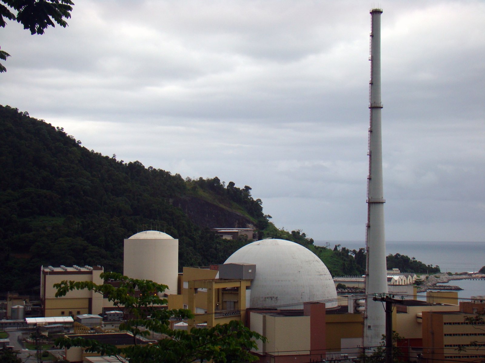 Usina nuclear de Angra dos Reis (RJ) vista de um morro, com as cúpulas dos reatores e a chaminé