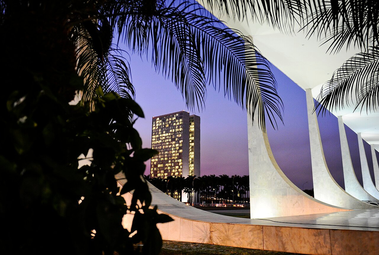 Colunata do Congresso Nacional ao anoitecer, com o edifício anexo ao fundo