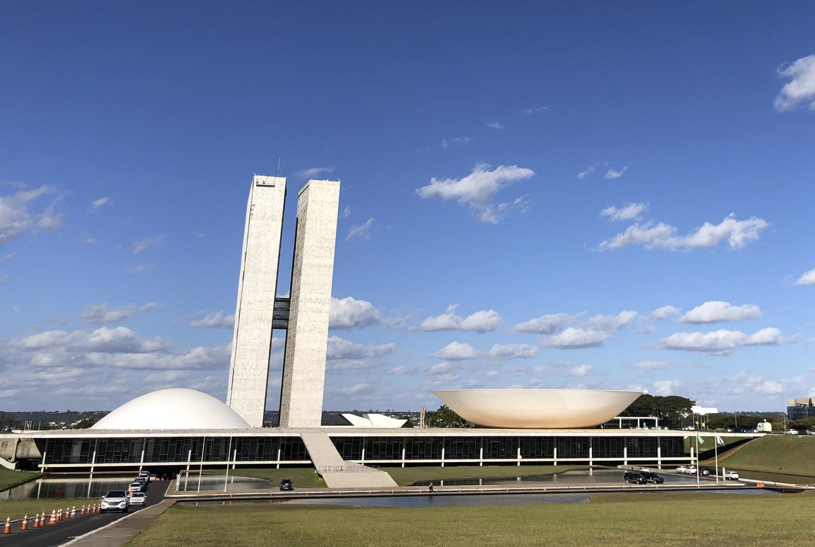 Palácio do Congresso Nacional visto do gramado, com as duas torres e as cúpulas do Senado e da Câmara