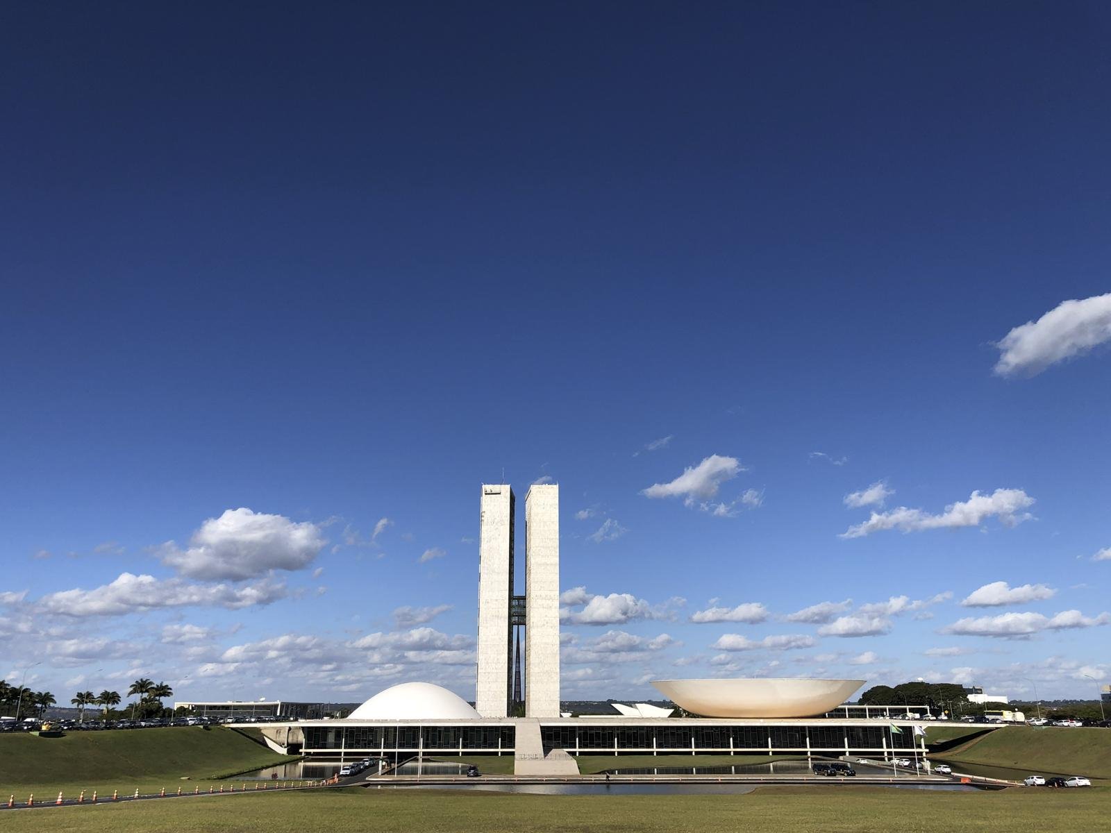 Fachada do Congresso Nacional, em Brasília, com as torres e as cúpulas da Câmara e do Senado