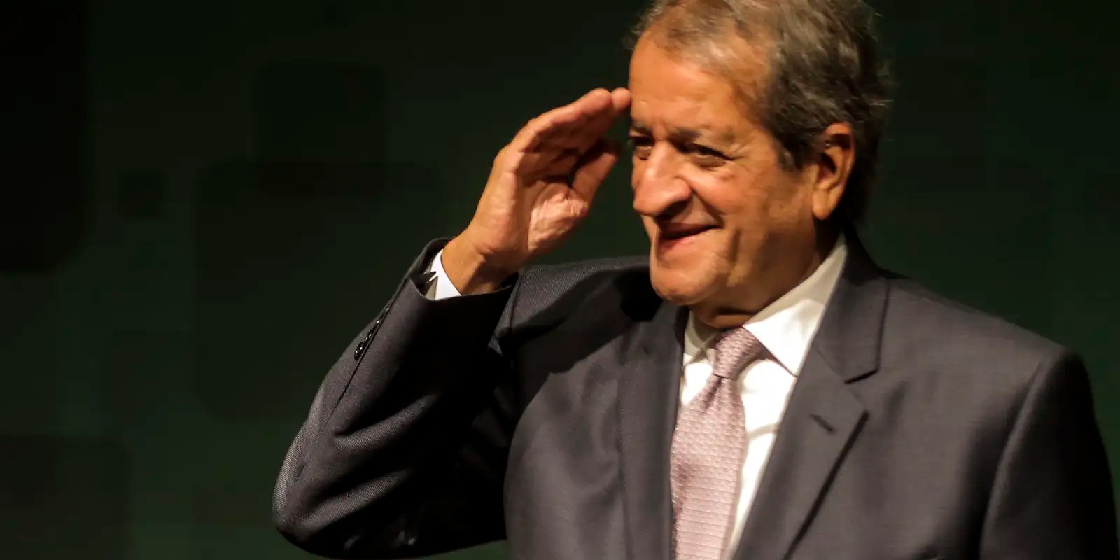 Valdemar Costa Neto, presidente do PL, faz continência durante evento, em foto de arquivo