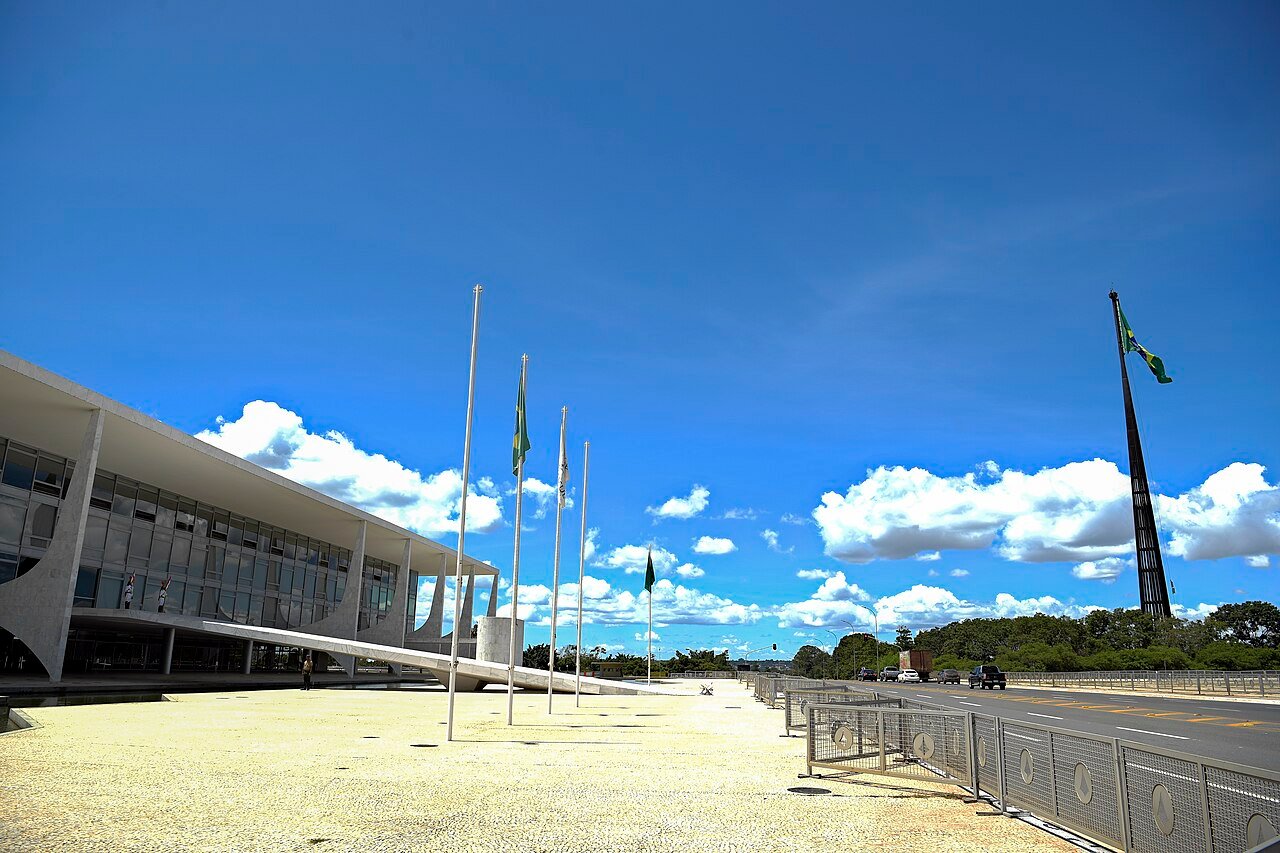 Fachada do Palácio do Planalto, em Brasília, com mastros e a bandeira nacional