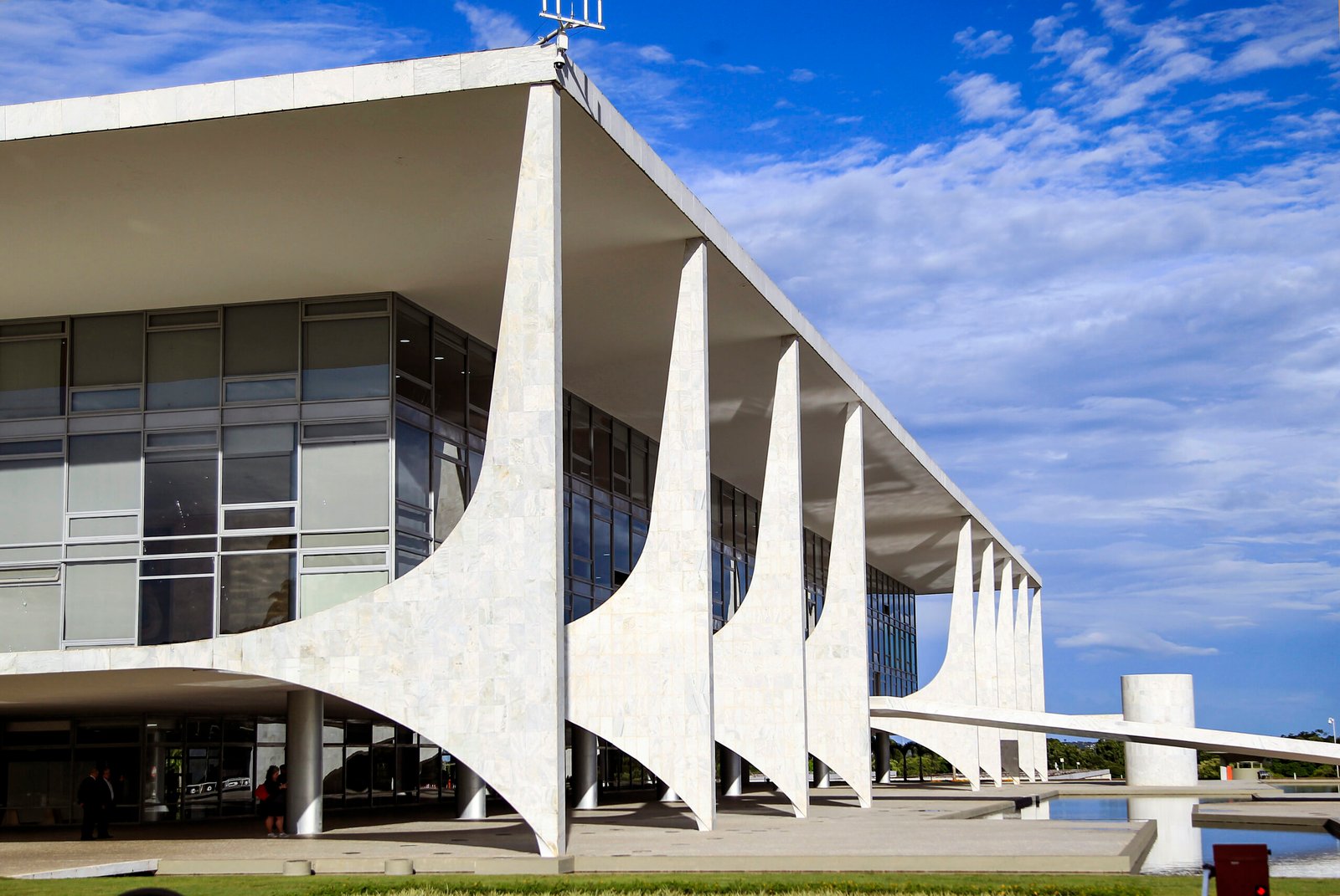 Fachada do Palácio do Planalto, em Brasília, com o espelho d'água à direita