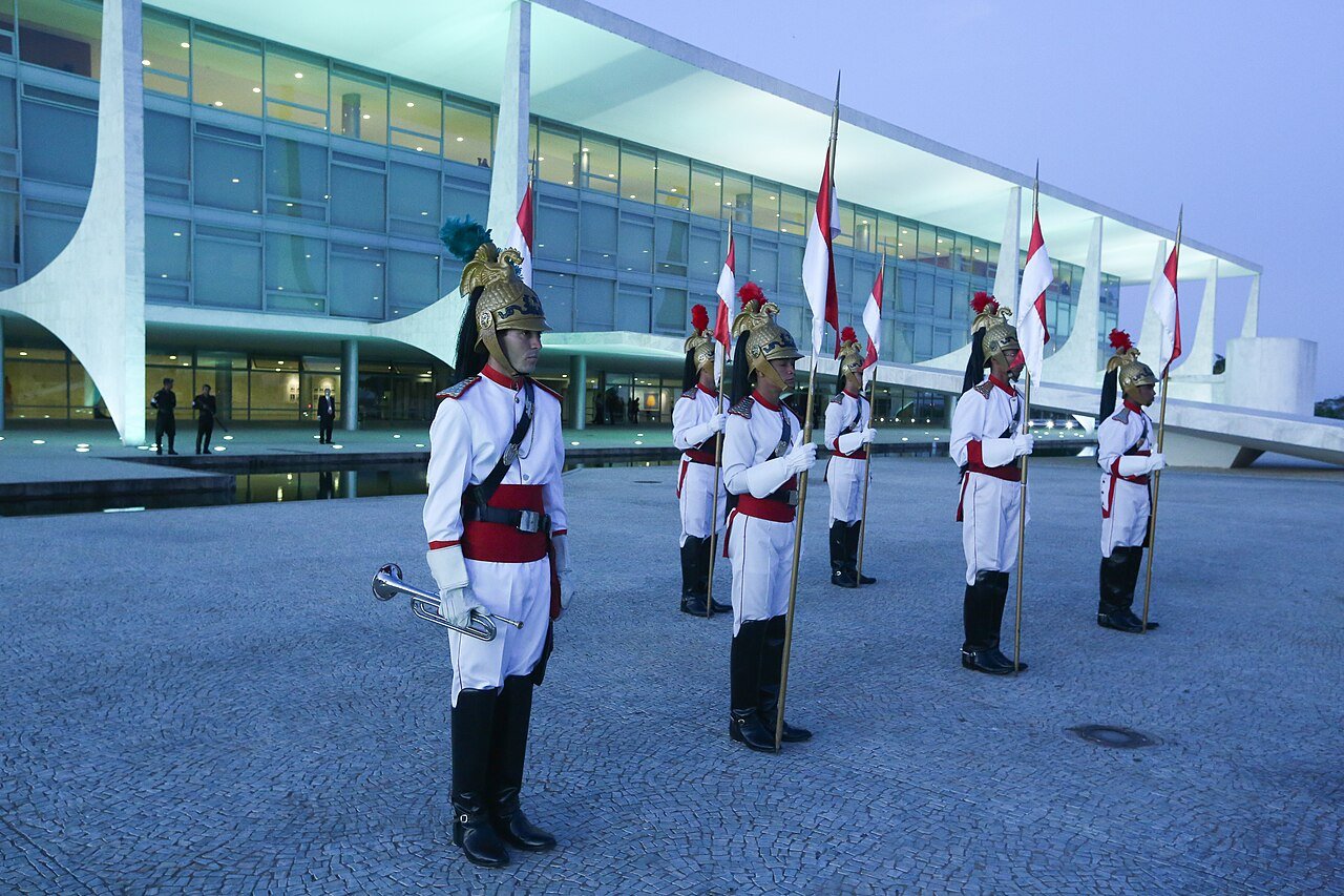 Guarda de honra dos Dragões da Independência em frente ao Palácio do Planalto, em Brasília