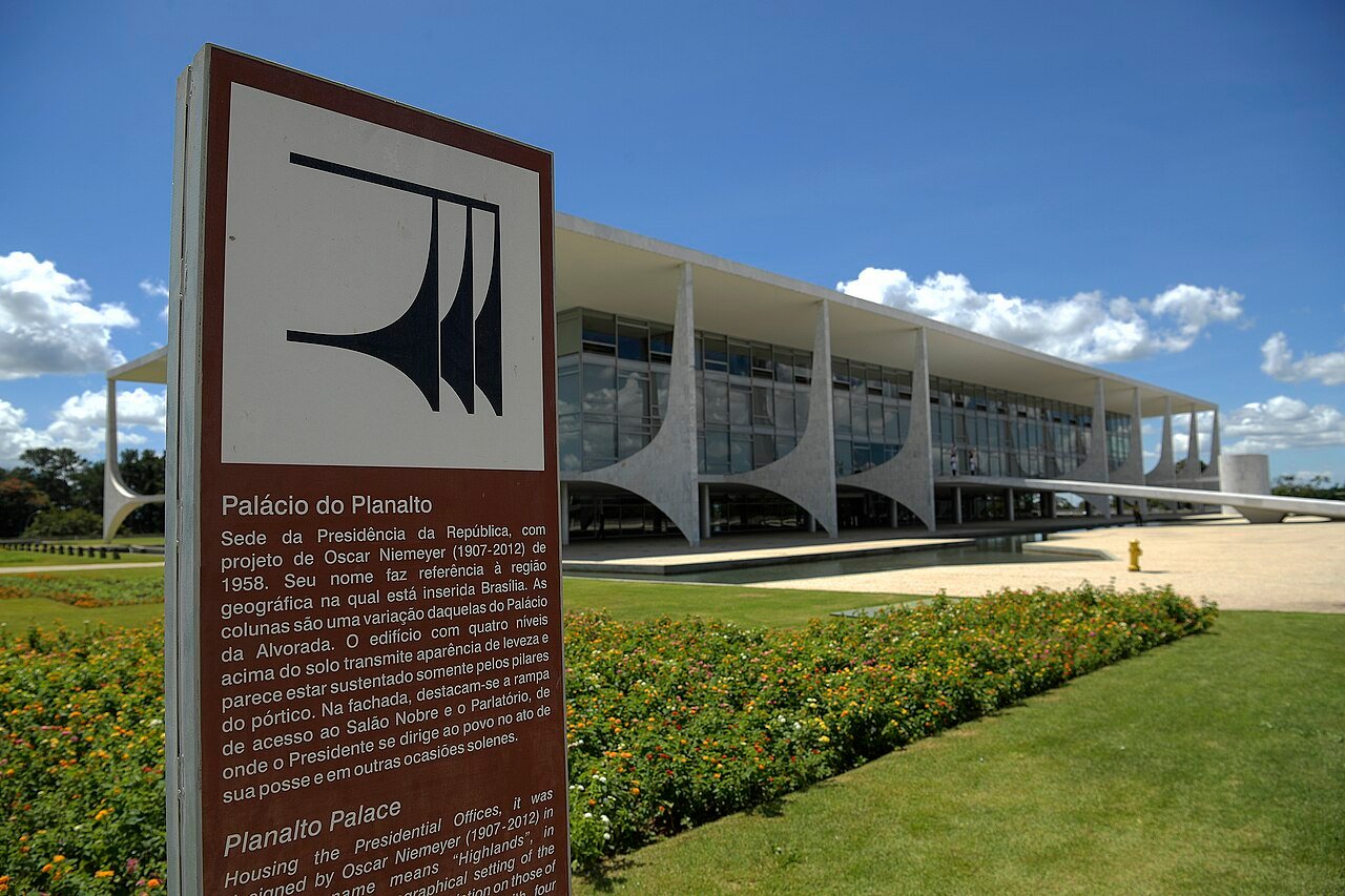 Fachada do Palácio do Planalto, em Brasília, vista do jardim