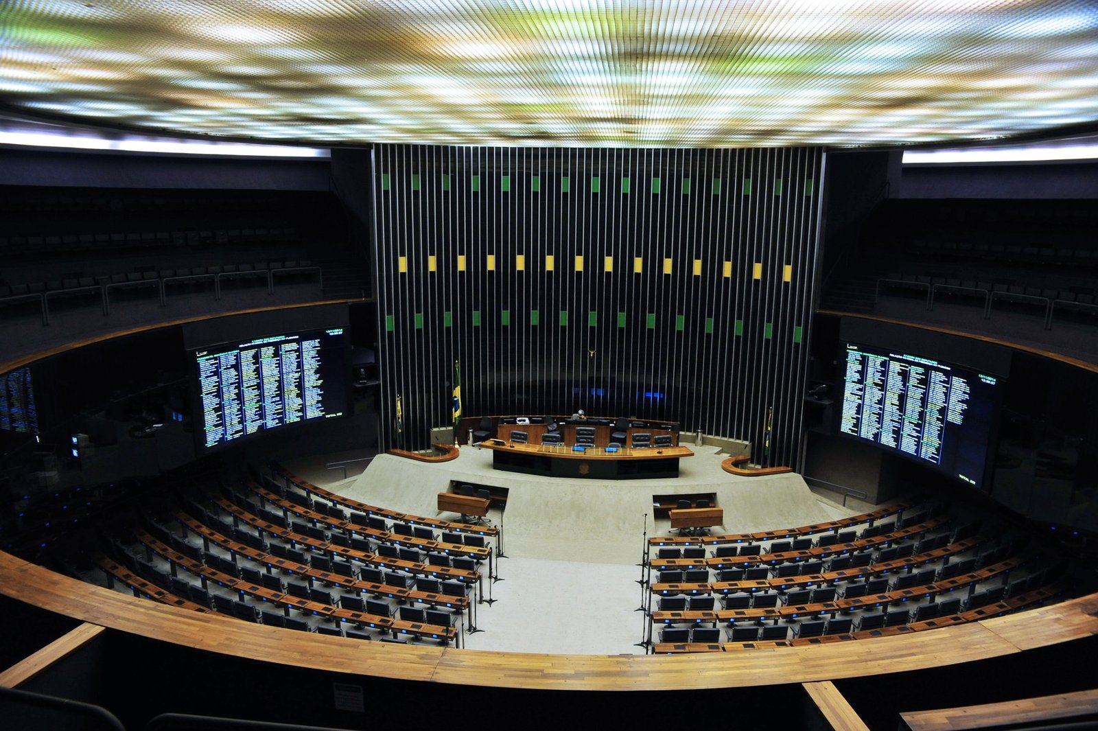 Plenário Ulysses Guimarães, da Câmara dos Deputados, visto de cima, com os painéis de votação
