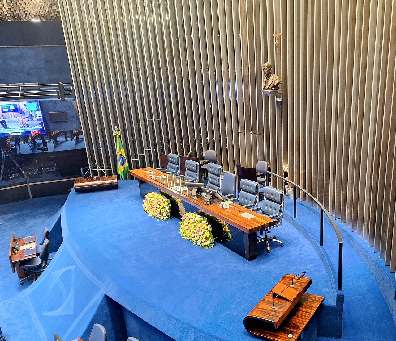 Mesa diretora do plenario do Senado Federal, vazia, com bandeira do Brasil