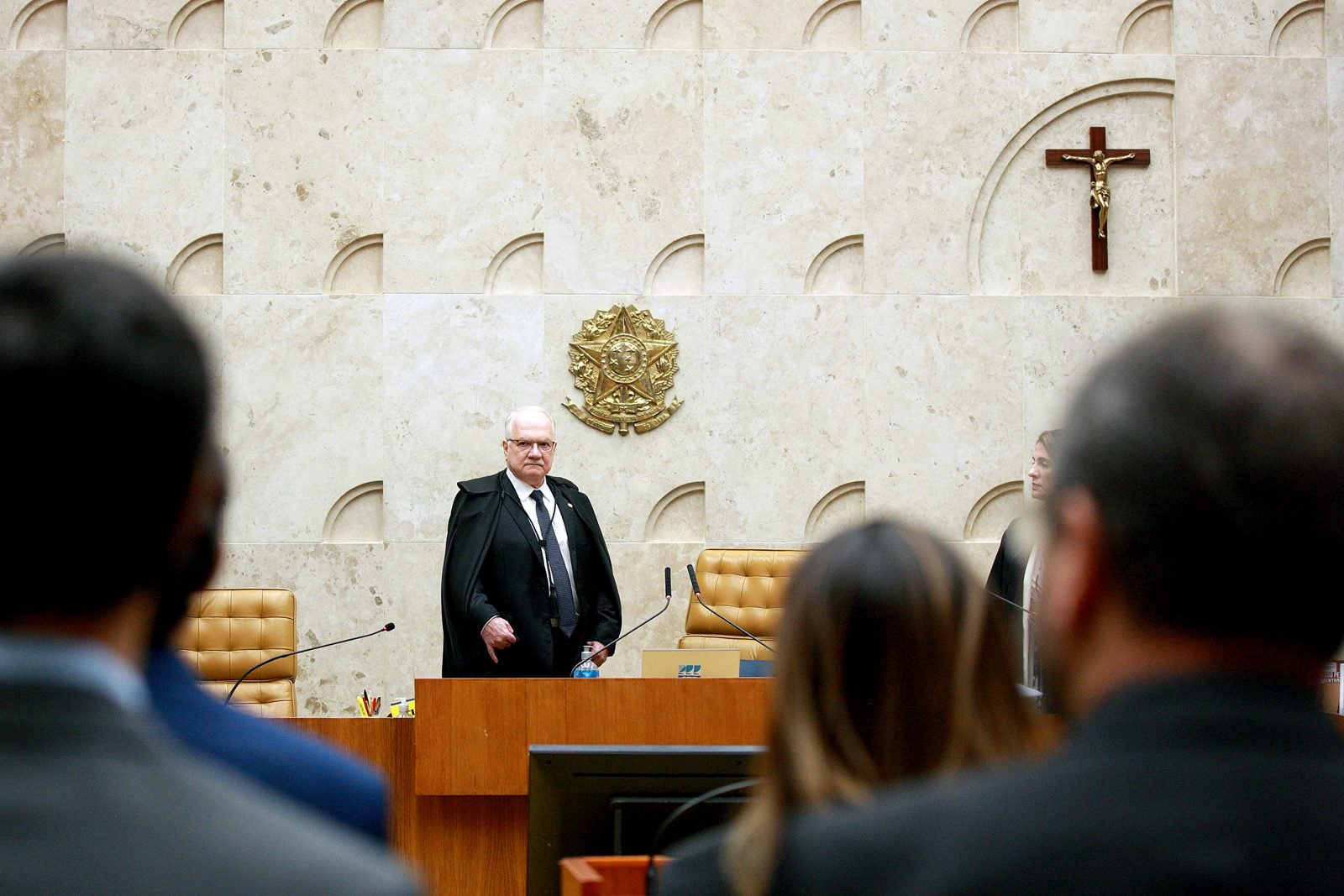 Plenário do Supremo Tribunal Federal durante sessão, com o brasão da República ao fundo
