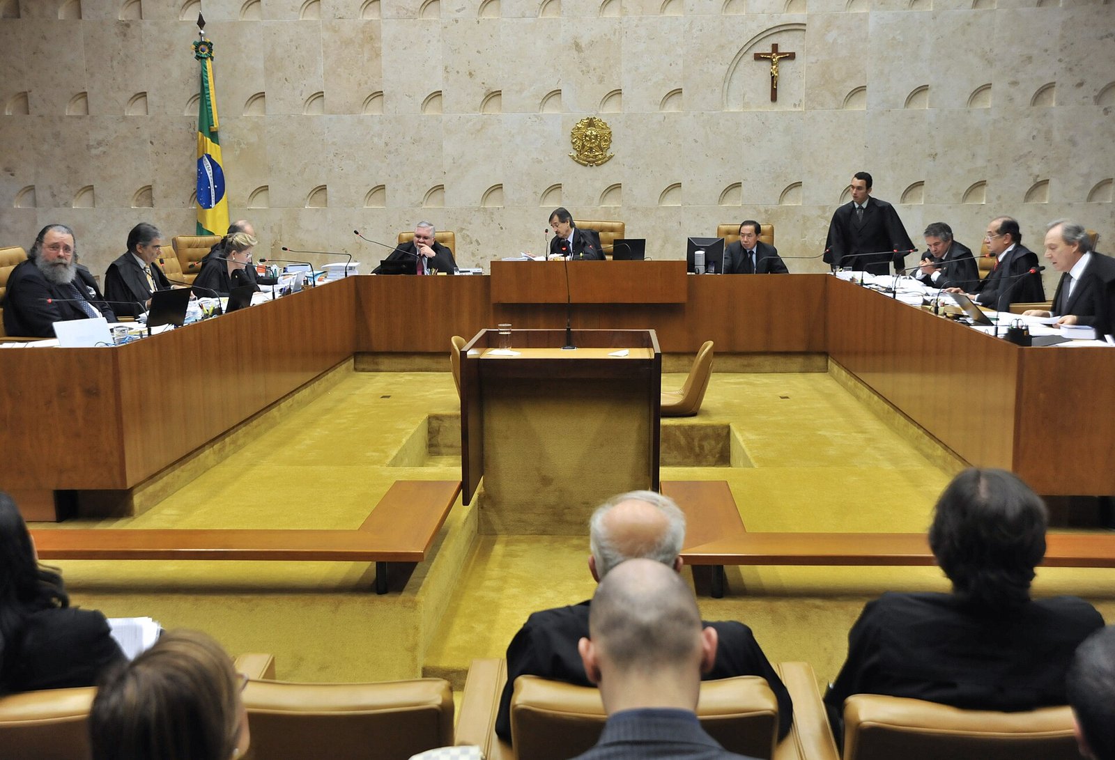 Ministros do Supremo Tribunal Federal reunidos em sessão no plenário da corte, em Brasília