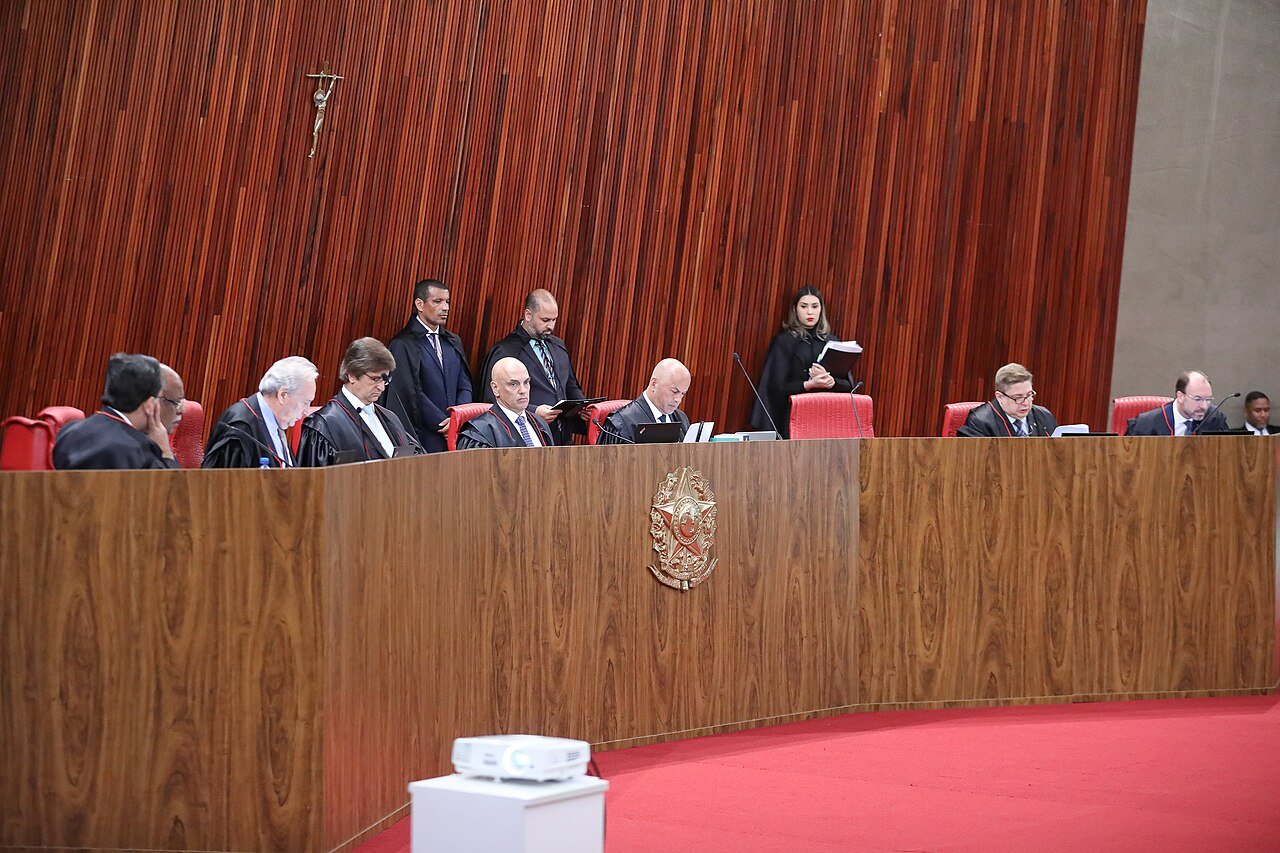 Ministros do Tribunal Superior Eleitoral reunidos na mesa do plenário da Corte
