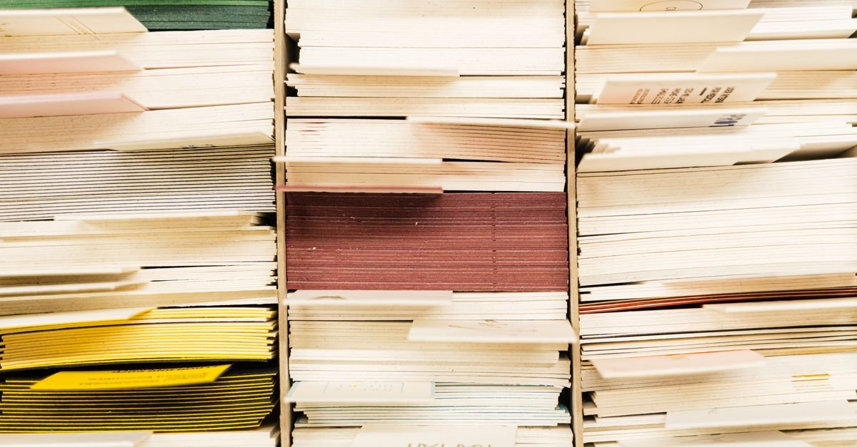 Pilhas de processos e documentos empilhados em arquivo