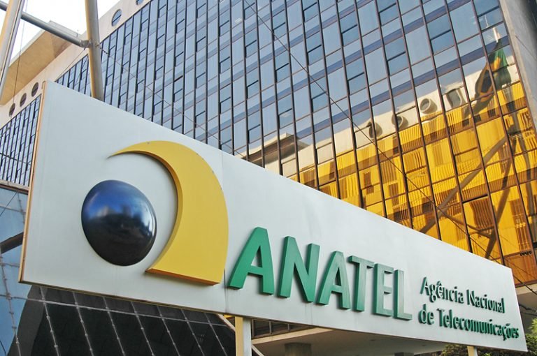 Placa da Anatel na entrada da sede da agência, em Brasília