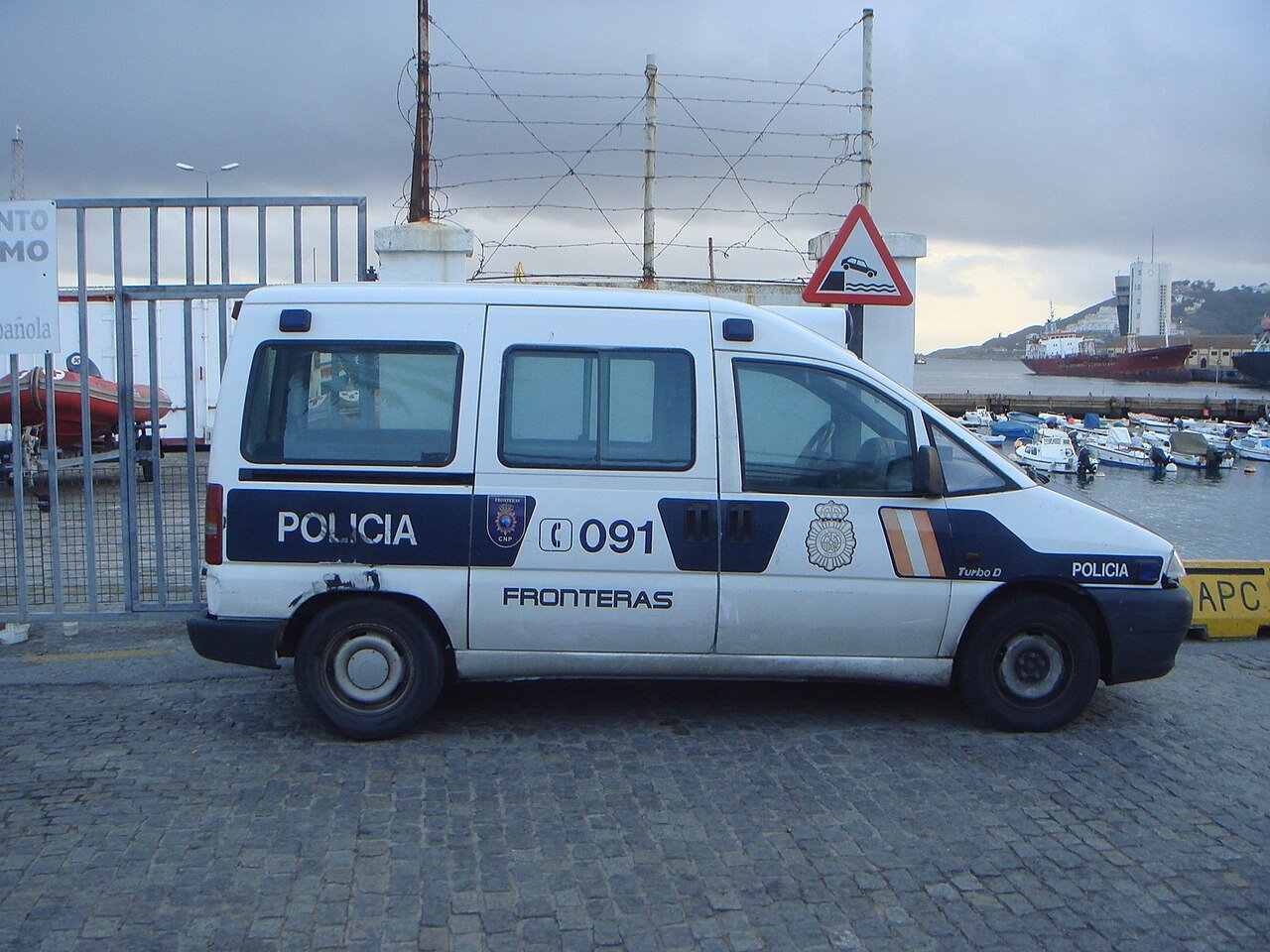 Viatura da polícia de fronteiras da Espanha estacionada em área portuária de Ceuta