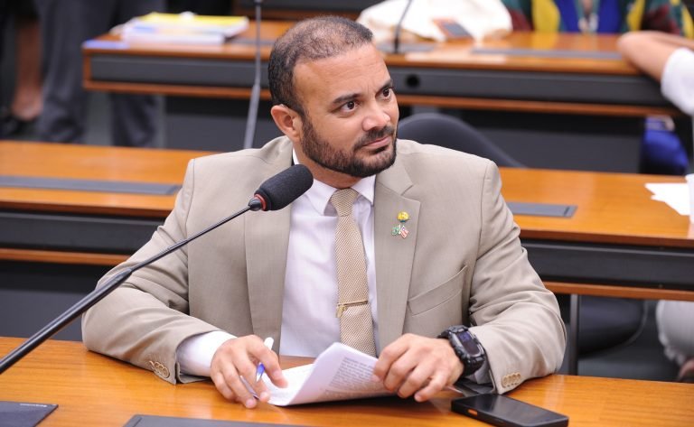 Deputado Capitão Alden fala durante reunião de comissão na Câmara dos Deputados